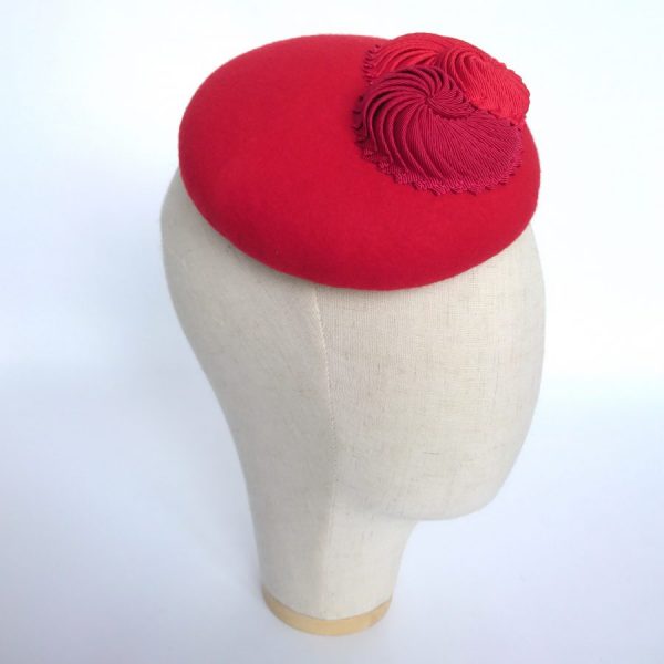 Red mother of the bride hat for an autumn or winter wedding