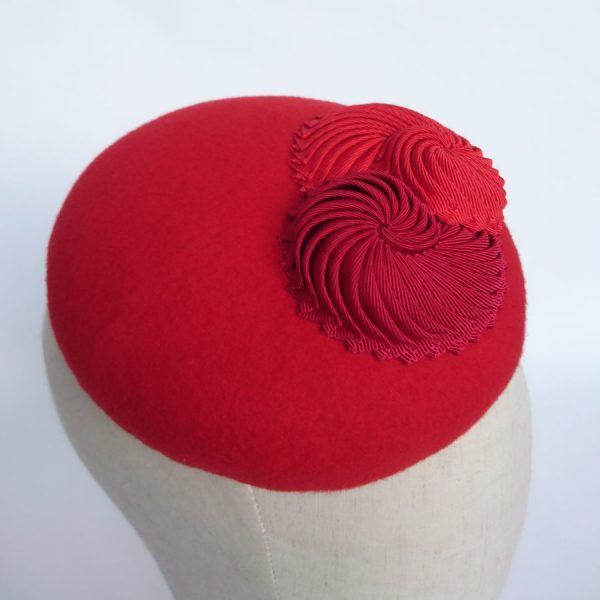 Red mother of the bride hat for a spring wedding