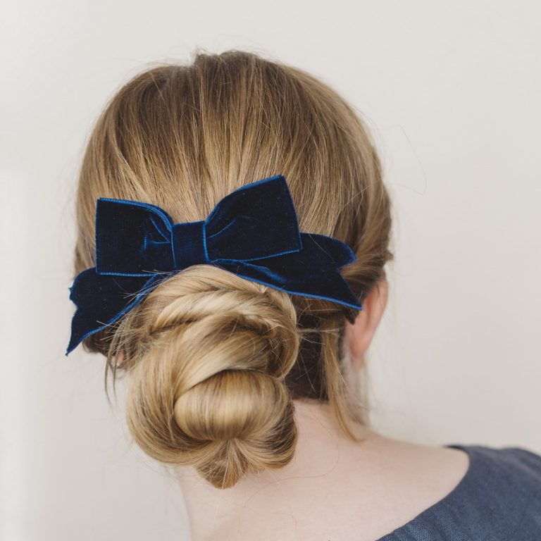 Velvet Medium-Bow Clip in Navy