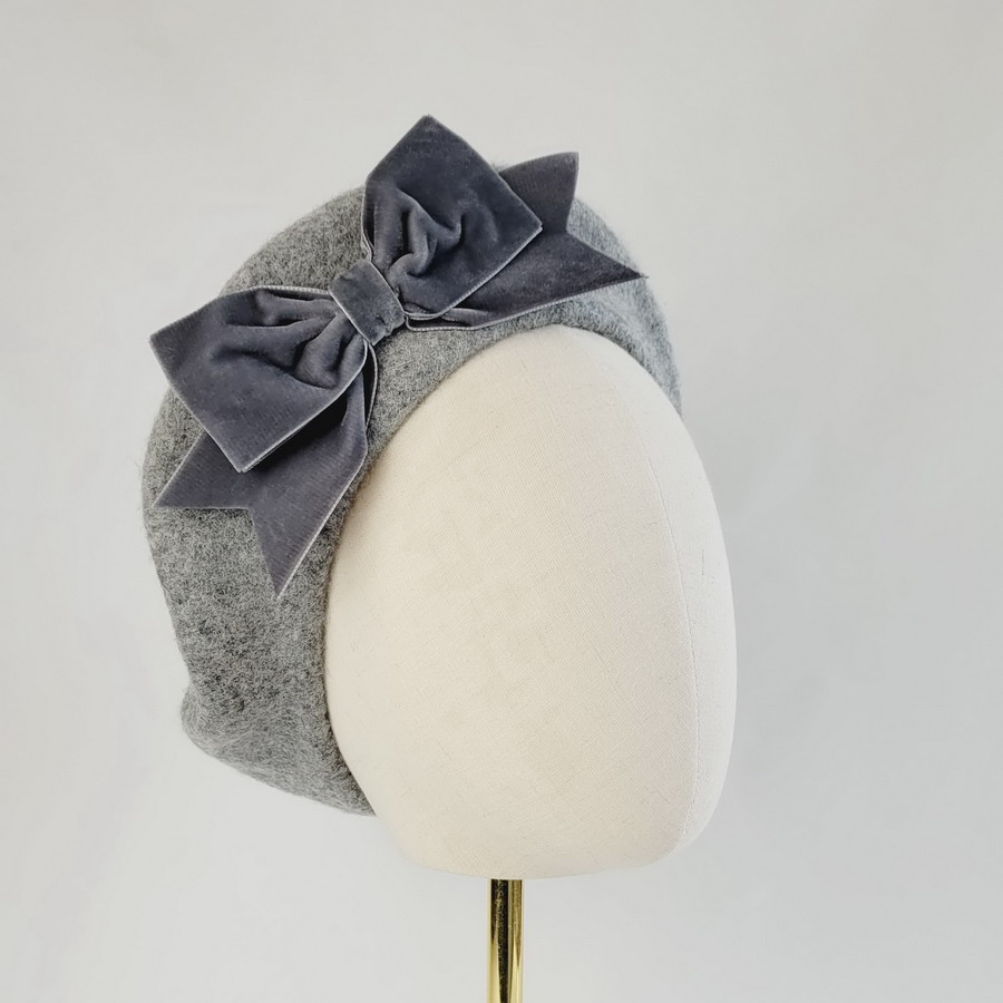 Grey 100% wool beret with a grey bow